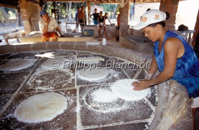 bresil ceara 11.JPG - Fabrication artisanale de galettes de maniocManguesecoJericoacoaraNord de FortalezaNordesteCearaBrésil